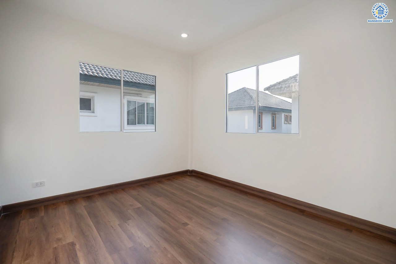 บ้านมือสองตกแต่งใหม่ ดีไซน์สวย โครงการ ชวนชื่นโมดัส จรัญฯ-ปิ่นเกล้า หลังมุม เนื้อที่ 54.7 ตร.ว. ฟังก์ชัน 3 ห้องนอน 2 ห้องน้ำ 1 ห้องอเนกประสงค์ จอดรถได้ 2 คัน รองรับทุกกิจกรรม บนทำเลเชื่อมต่อหลายเส้นทาง ใกล้จุดขึ้นทางด่วน "ประจิมรัถยา" และรถไฟฟ้าสายสีแดง "สถานีบางบำหรุ"